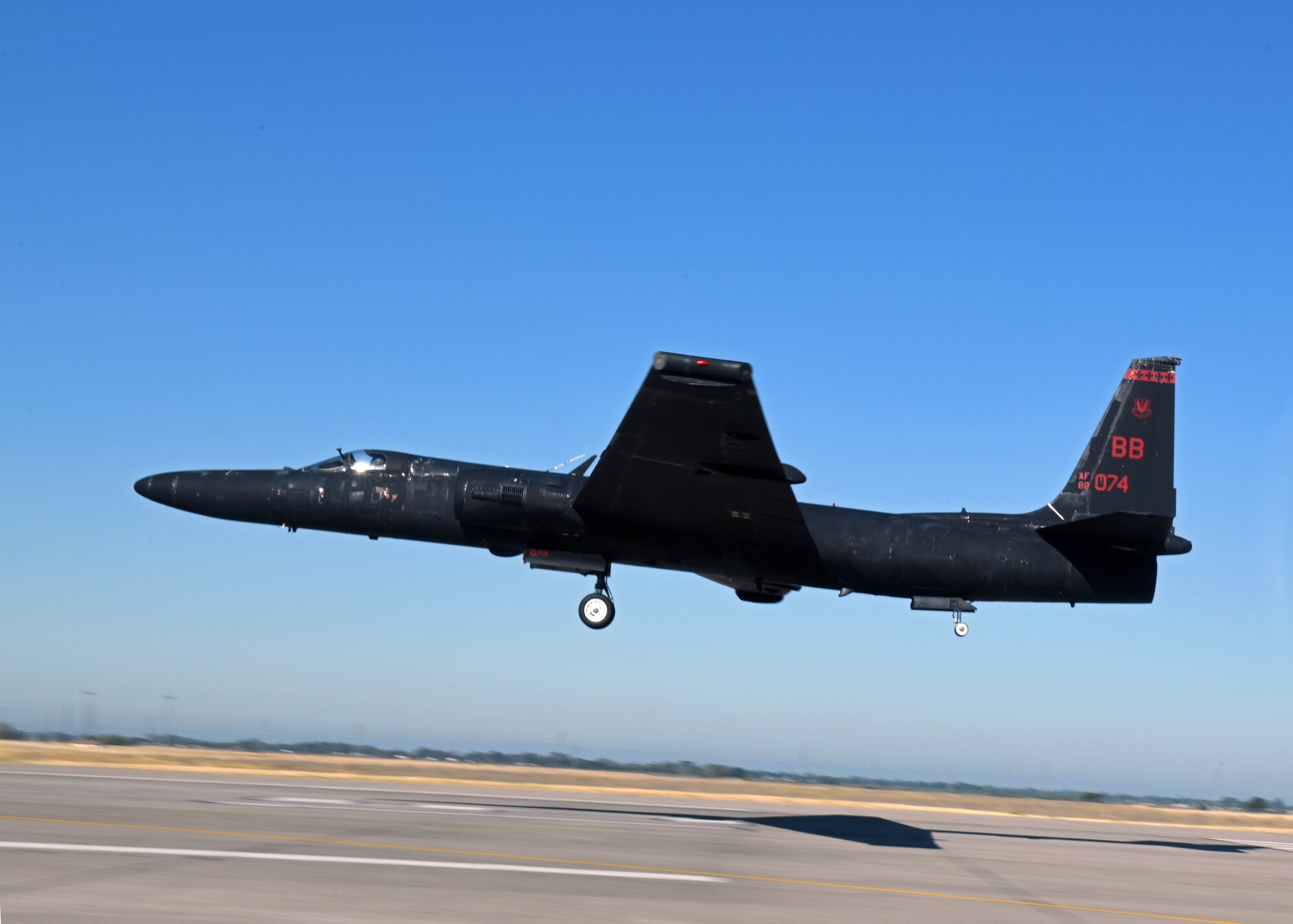 A U-2 Dragon Lady piloted by retired Lt. Col. Jonathan Huggins, 1st Reconnaissance Squadron U-2 instructor pilot, prepares for landing July 31, 2020 at Beale Air Force Base, California. The bicycle-type landing gear and low-altitude handling characteristics of the U-2 require precise control inputs during landing. (U.S. Air Force photo by Airman 1st Class Luis A. Ruiz-Vazquez)
