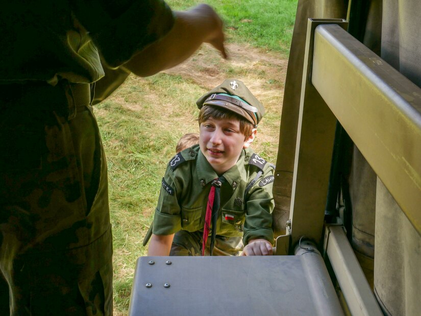 U.S. Army Soldiers from the Alaska National Guard’s 297th Regional Support Group and U.S. Army Reserve’s 266th Ordinance Company, out of Puerto Rico, and Bravo Company, 418th Civil Affairs Battalion, out of Missouri, spend the afternoon engaging with Polish scouts at Camp Watra near Osieczow, Poland, July 17, 2020.