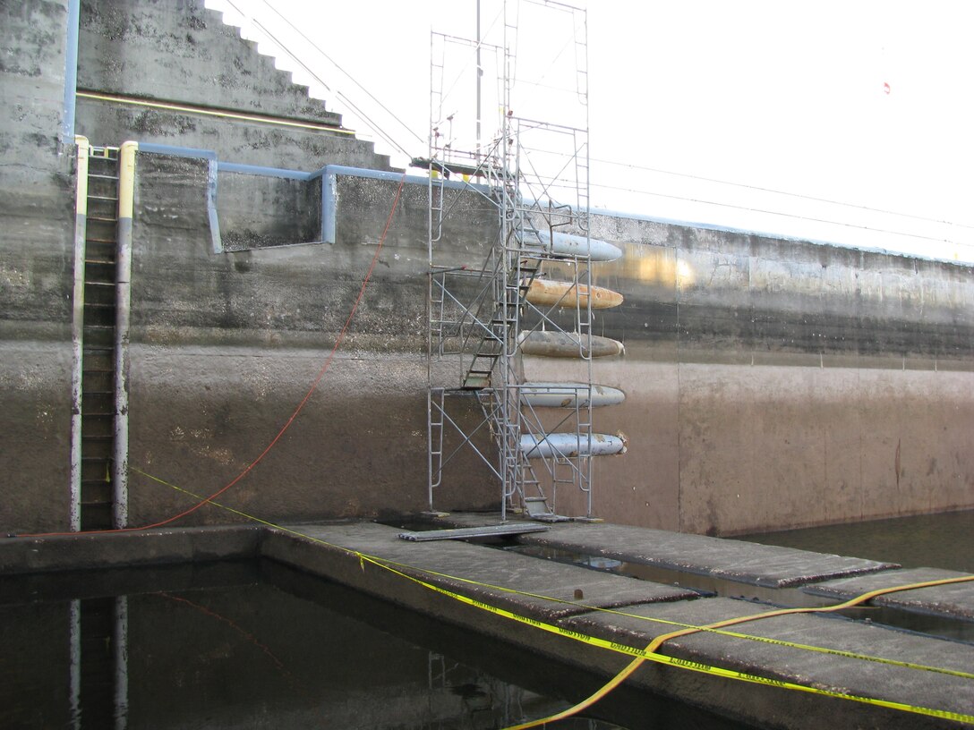 Photo of the sill and notch at the bottom of the Moore Haven Lock upper gates