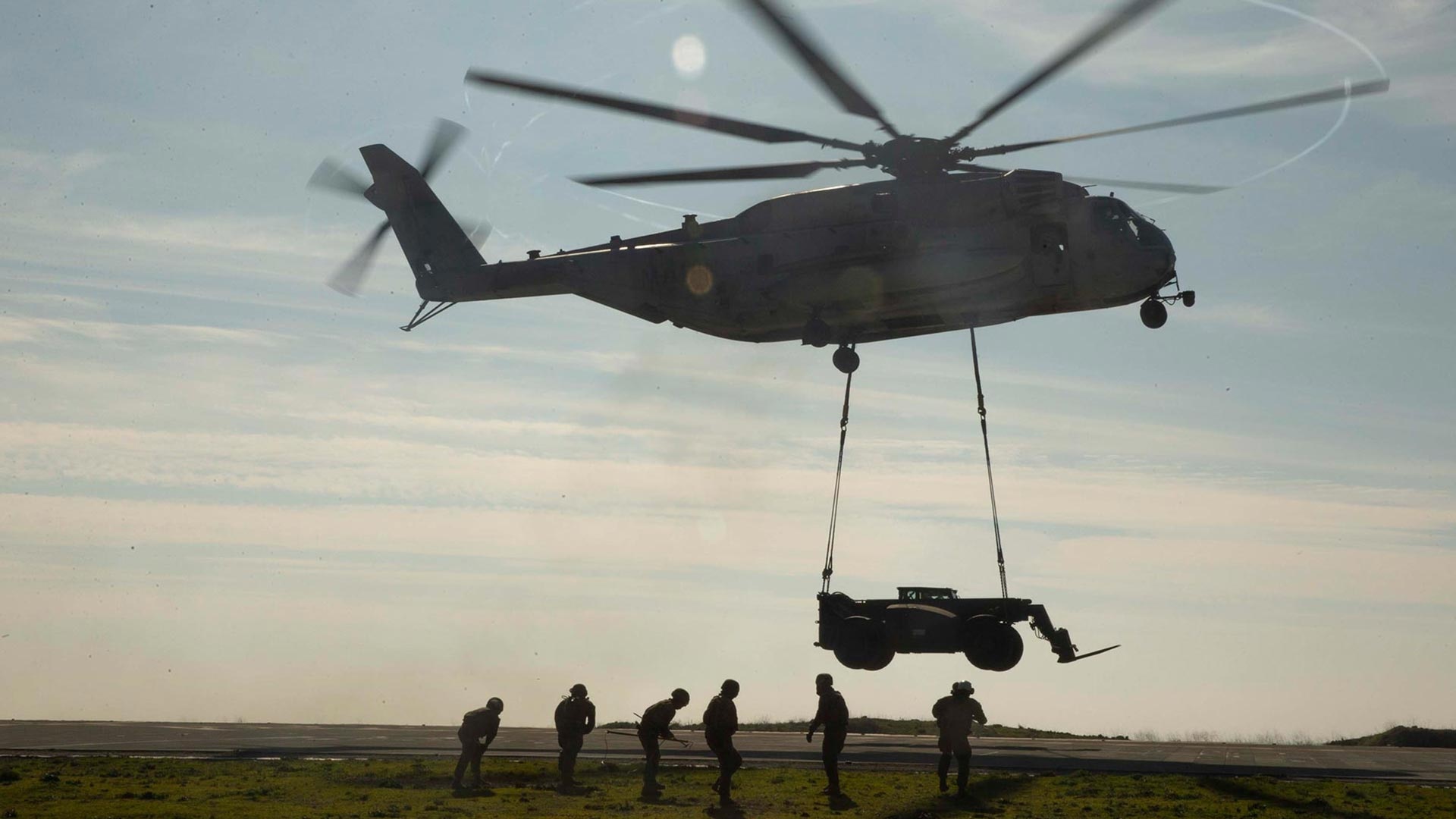 U.S. Marines with 1st Marine Logistics Group, 1st Transportation Support Battalion, Landing Support Company conduct an external lift testing the limits of the CH-53E Super Stallion, on Camp Pendleton, CA, January 15, 2019.