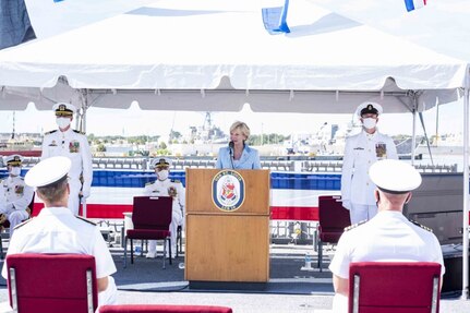 hip’s sponsor, Barbara Broadhurst Taylor, places the Independence-variant littoral combat ship USS St. Louis (LCS 19) in commission by giving the order to bring the ship to life. LCS 19, the seventh ship in naval history to be named St. Louis, will be homeported at Naval Station Mayport.