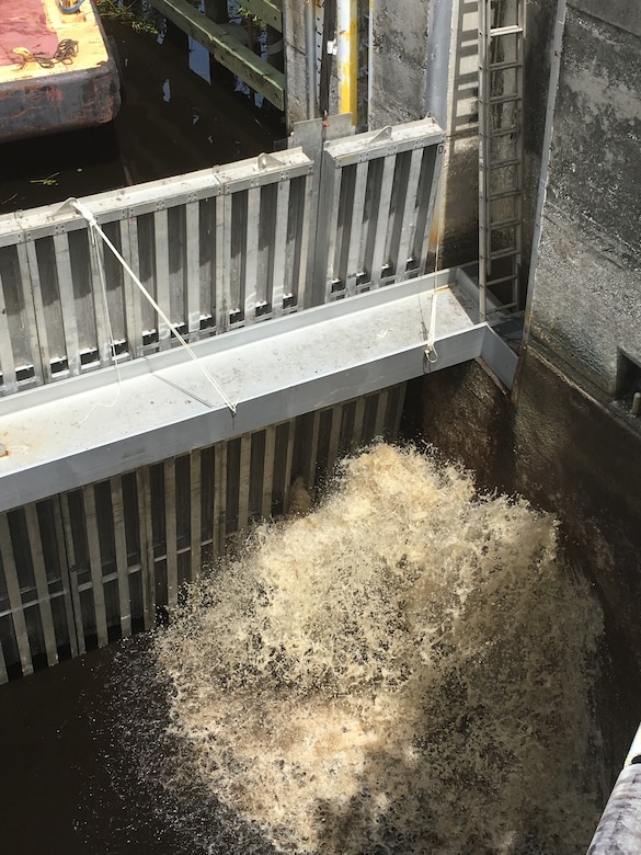 Within a fraction of a second, water rushes in to fill the lock chamber. Though it means that the necessary repairs and inspections have been completed and it’s the symbolic end of the dewatering process for the team, there’s still a huge amount of work to be done. The needle system still needs to be removed, and all of the equipment must be demobilized.