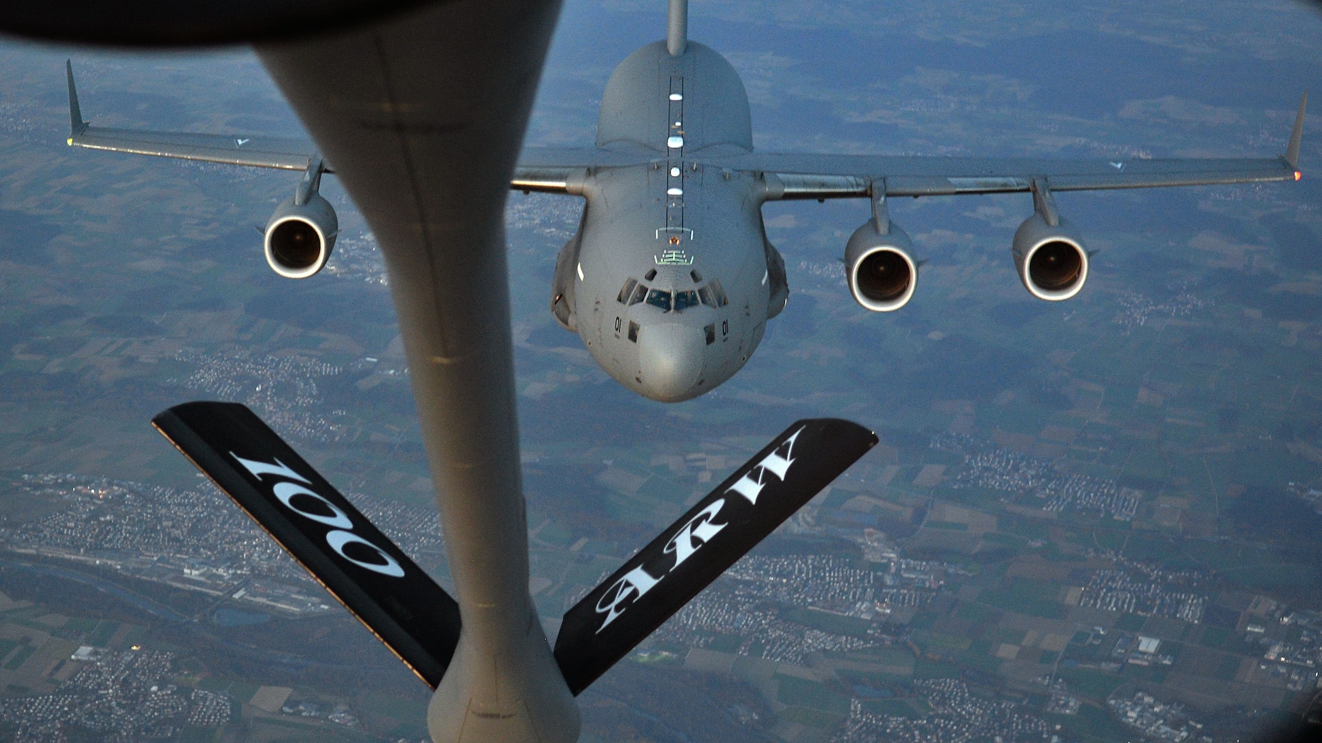 A C-17 refueling in air