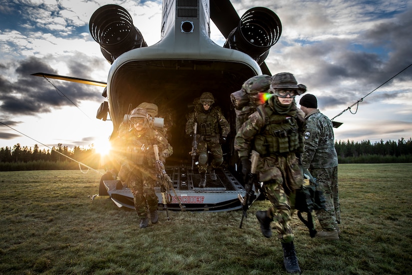 Dutch soldiers of the 45e PantserInfanterie Batalijon practice together with American soldiers and their Chinook helikopters in tactical procedures.