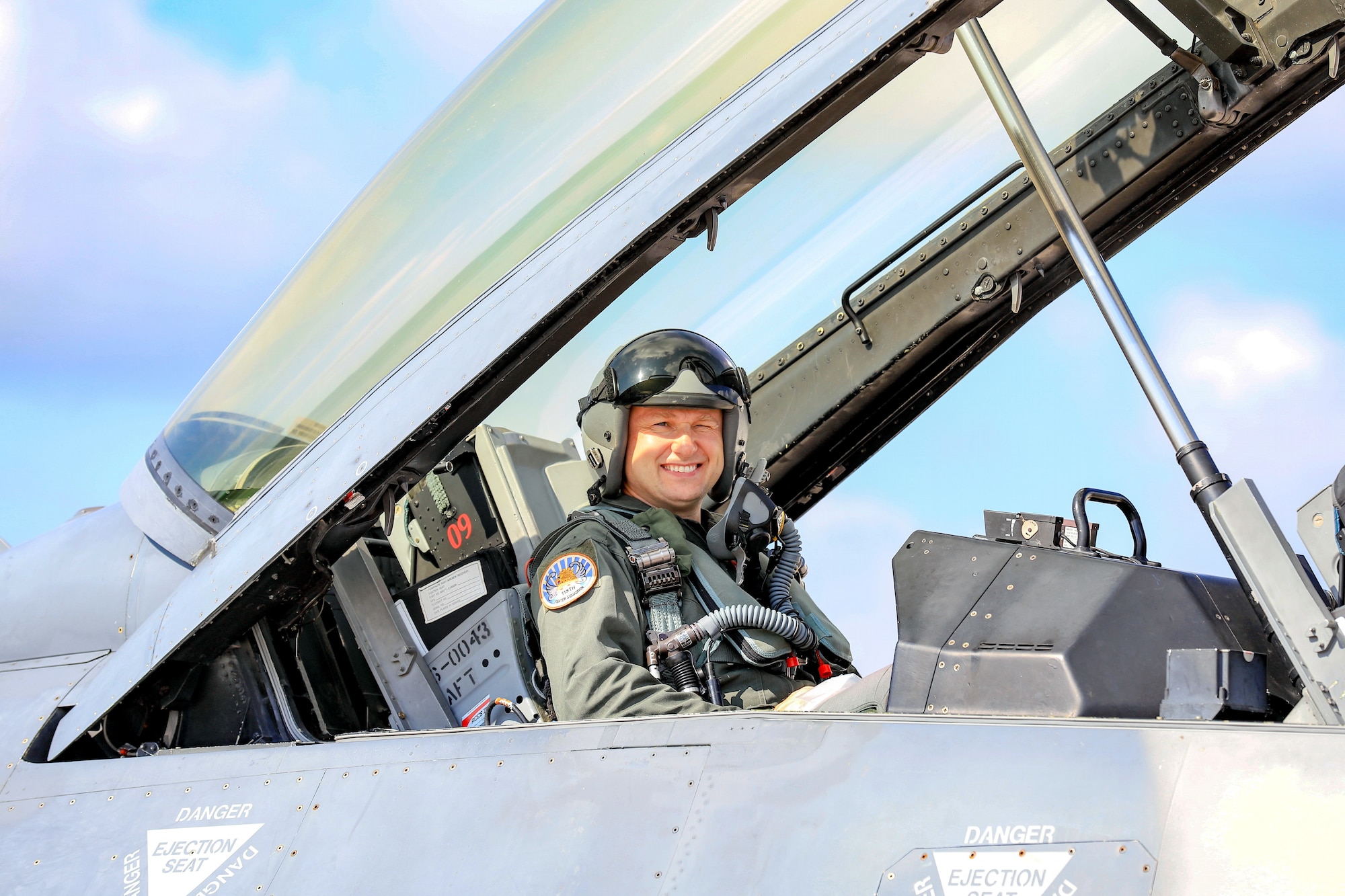 A photo of Mr. Sebastian Zelazny in an F-16.