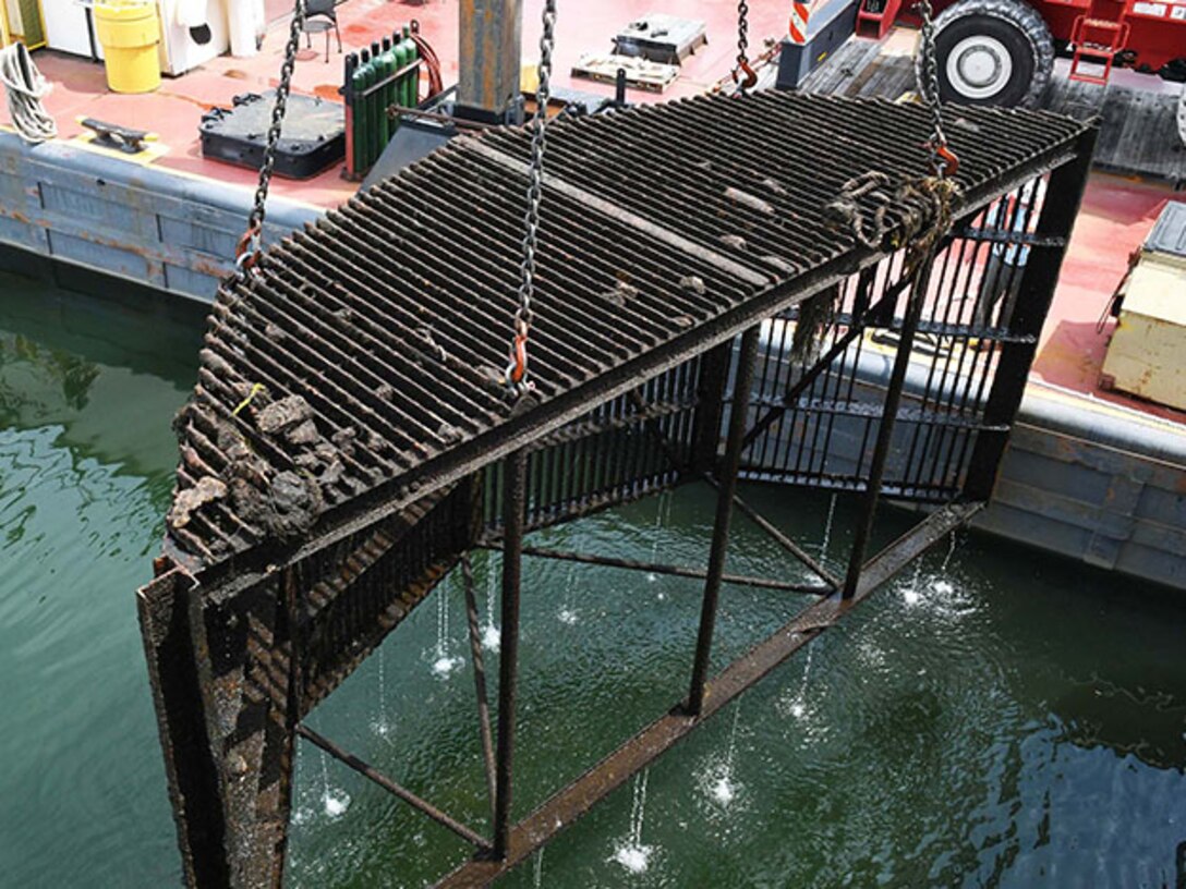 USACE Crane barge removes a debris screen at Wilson Lock