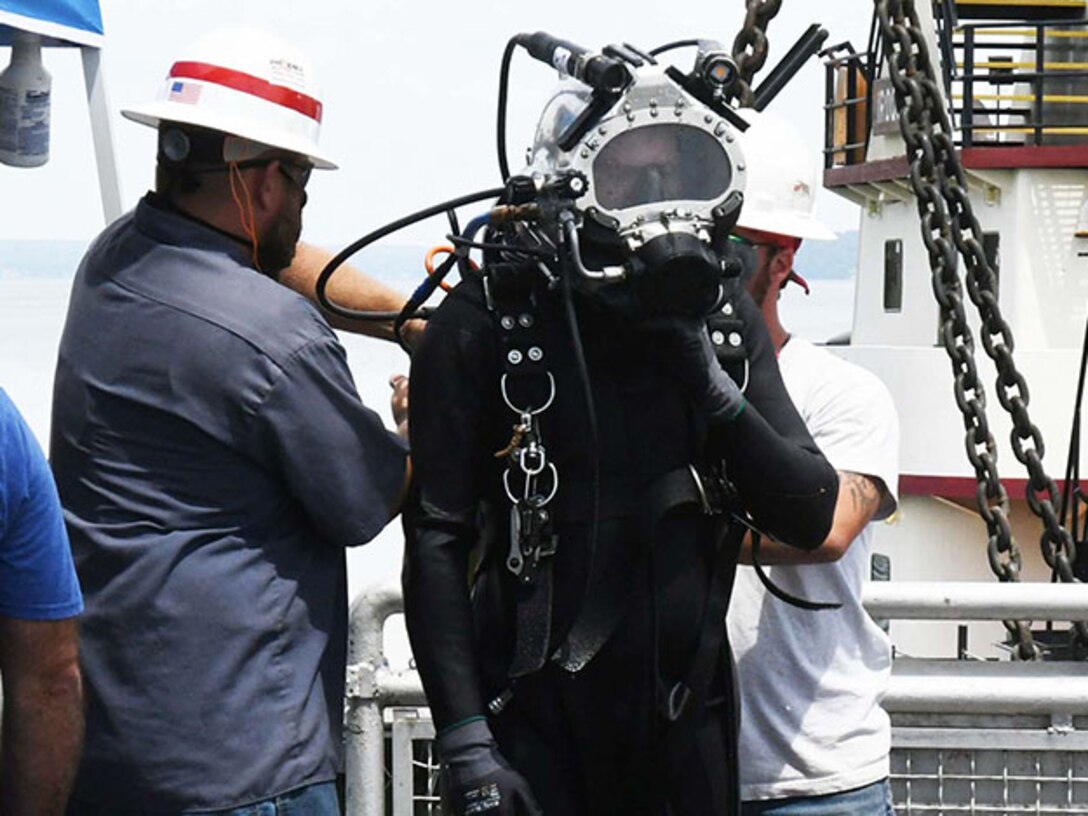 Diver helps remove debris screen at Wilson Lock