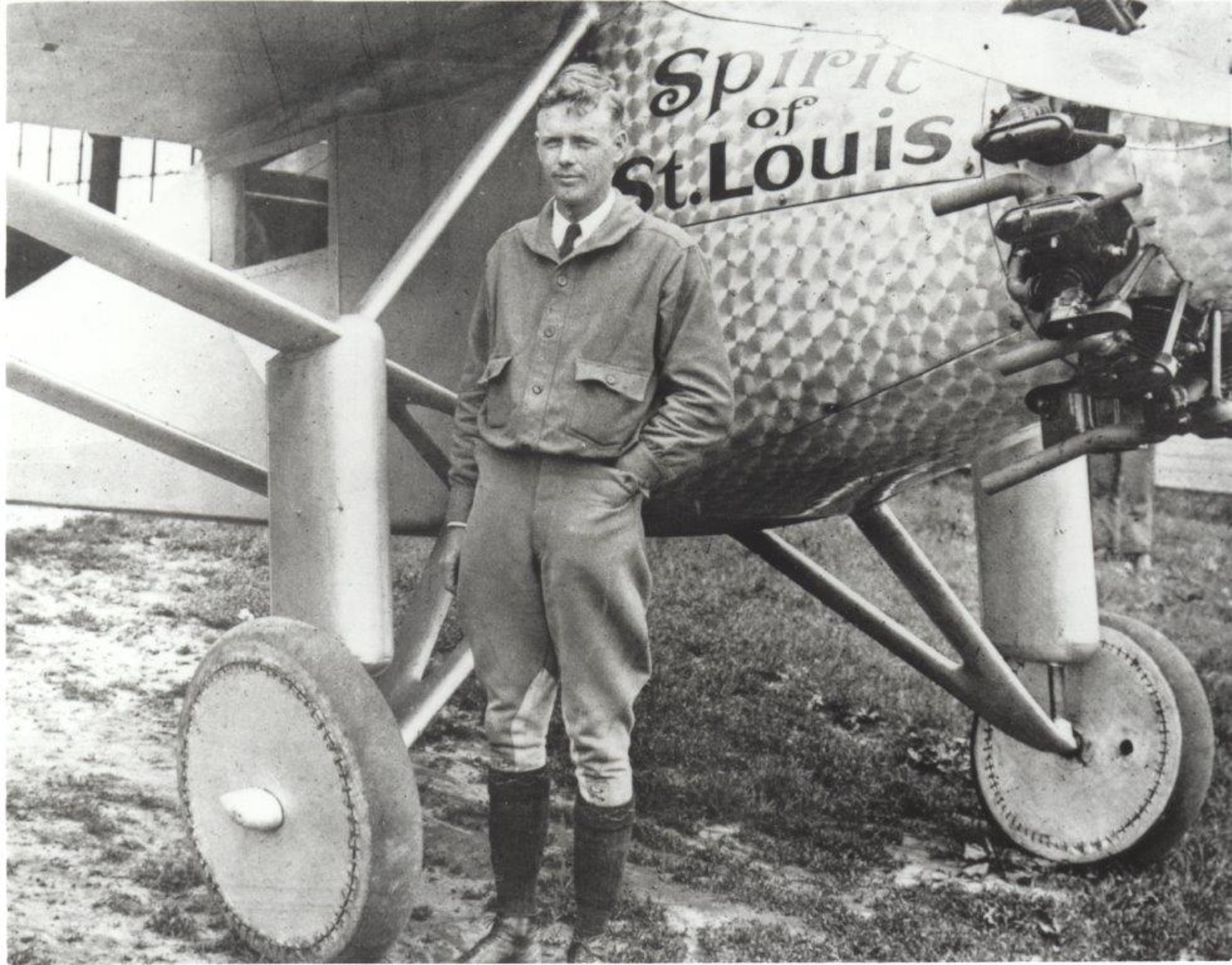 TIL that Charles Lindbergh's Spirit of St. Louis aircraft had no front  window due to fuel tank placement. The only forward vision was by a  periscope. : r/todayilearned