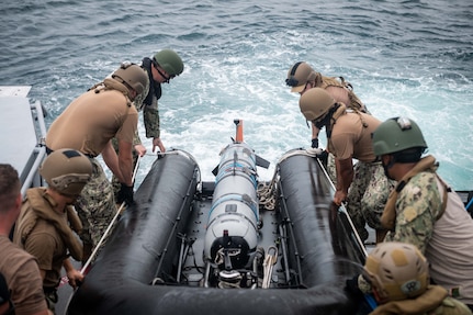 EOD personnel retrieve a Mark 18 Mod 2 unmanned underwater vehicle (UUV) during a transit through the Northern Mariana Islands.