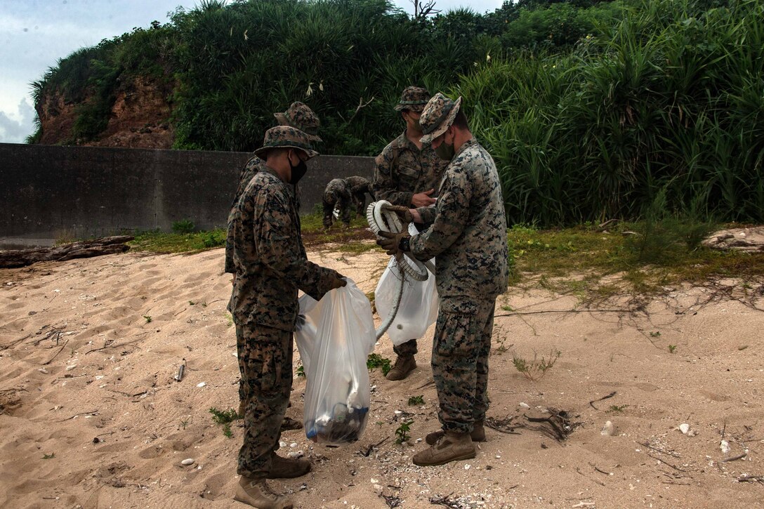 第３１海兵遠征部隊に所属する第1対機甲混成チームの隊員たちは訓練終了後、3日間過ごした砂浜に感謝の意を表すため、流れ着いたゴミや瓦礫を拾う清掃活動に取り組みました。