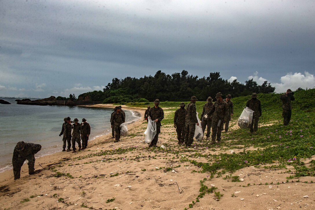 第３１海兵遠征部隊に所属する第1対機甲混成チームの隊員たちは訓練終了後、3日間過ごした砂浜に感謝の意を表すため、流れ着いたゴミや瓦礫を拾う清掃活動に取り組みました。