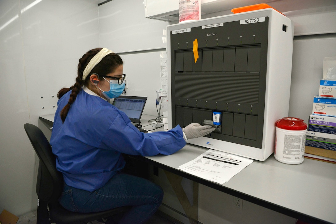 Personnel test soldiers for COVID-19.