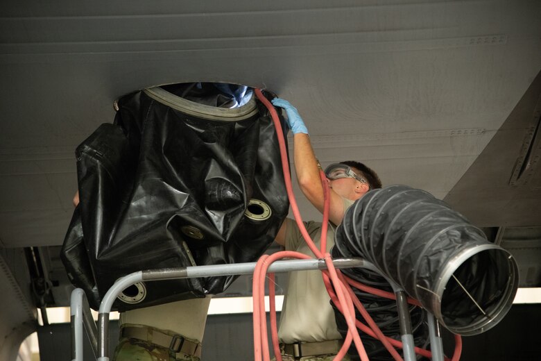 Fuel systems specialist multiunit team replaces aircraft fuel cell > 302nd Airlift Wing