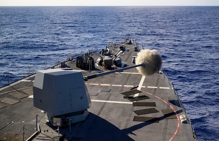 USS Chung-Hoon Conducts GUNEX with the Royal Australian Navy Frigate Stuart