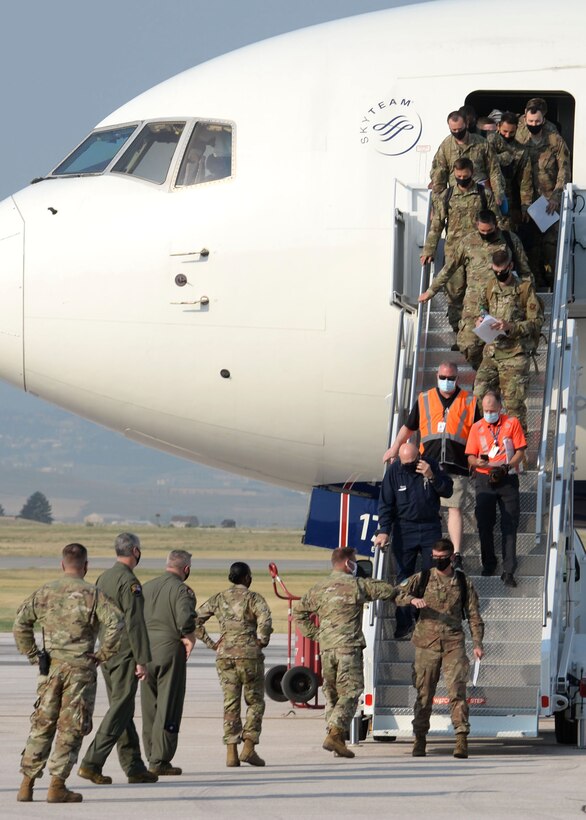 Airmen get off Jet