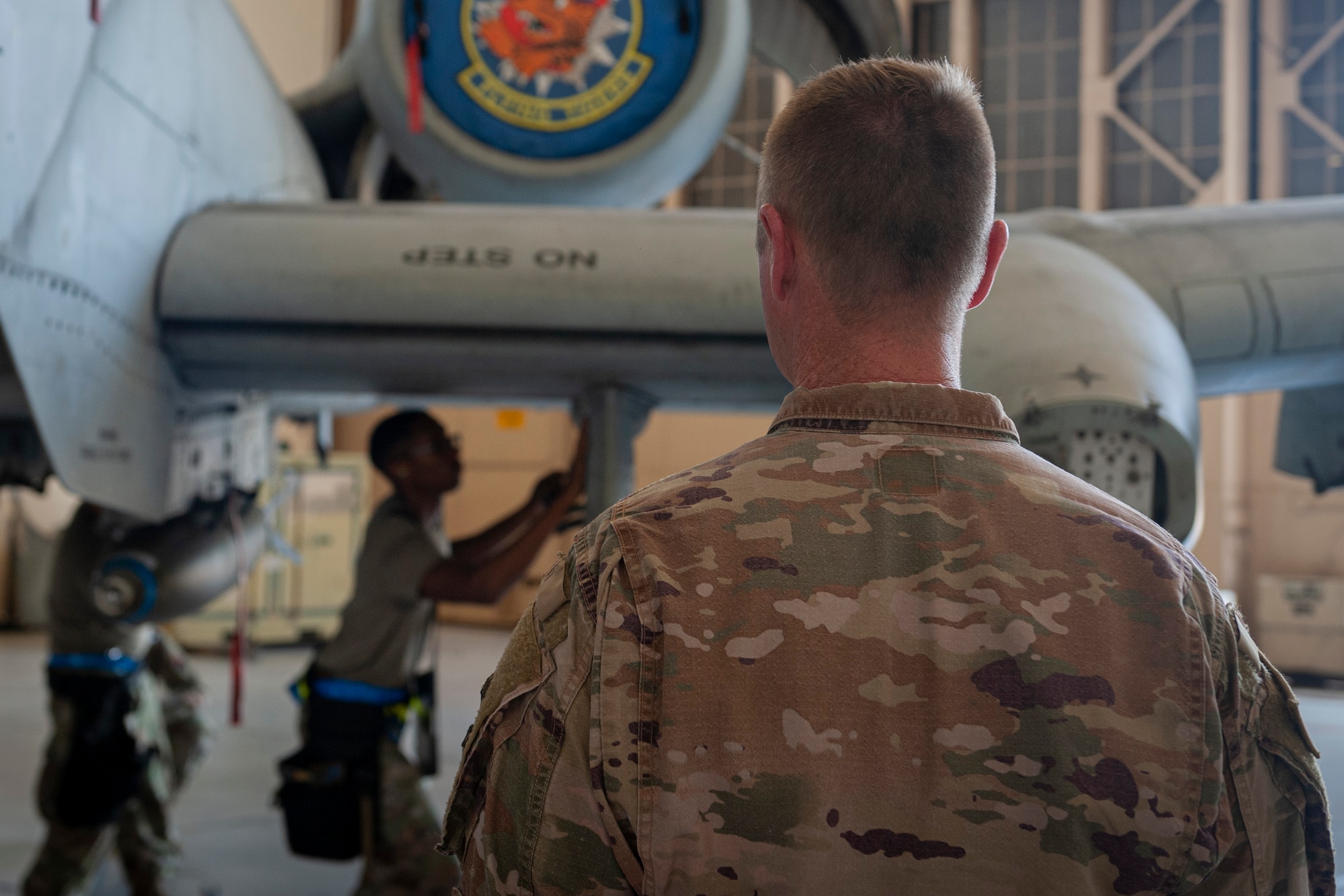Photo of an Airman judging another Airman at a weapons load competition