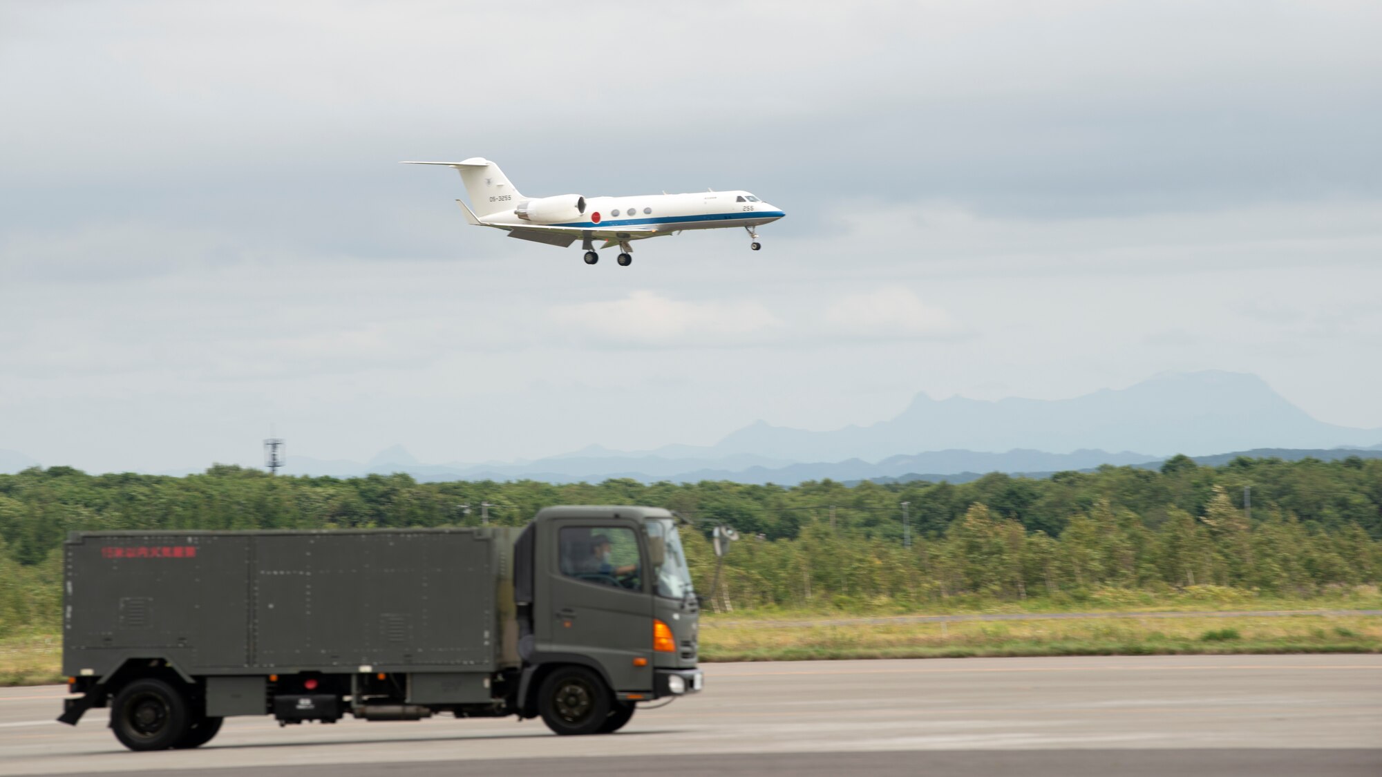 Individuals receive briefings and tours in outdoor and indoor environments .