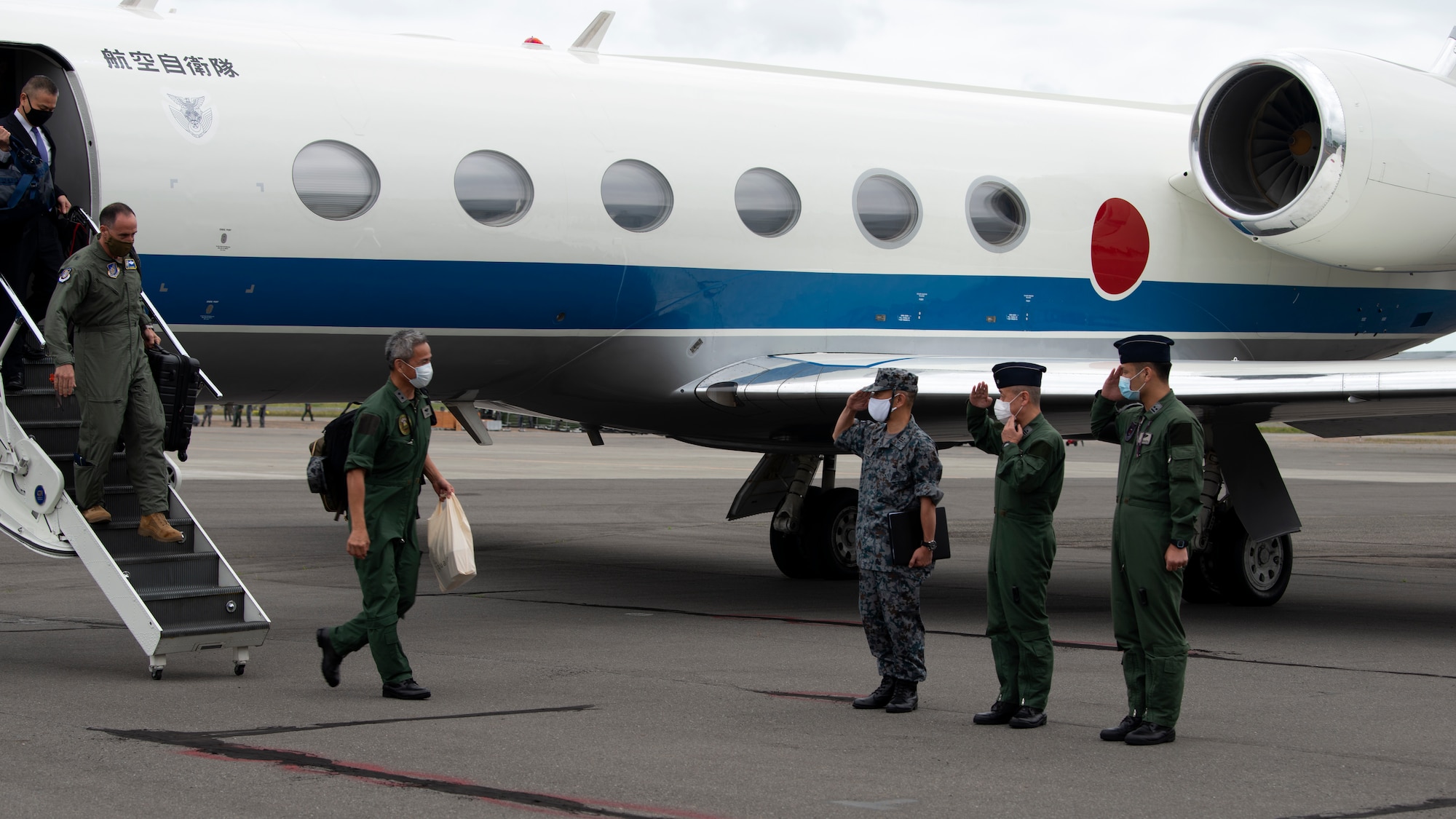 Individuals receive briefings and tours in outdoor and indoor environments .