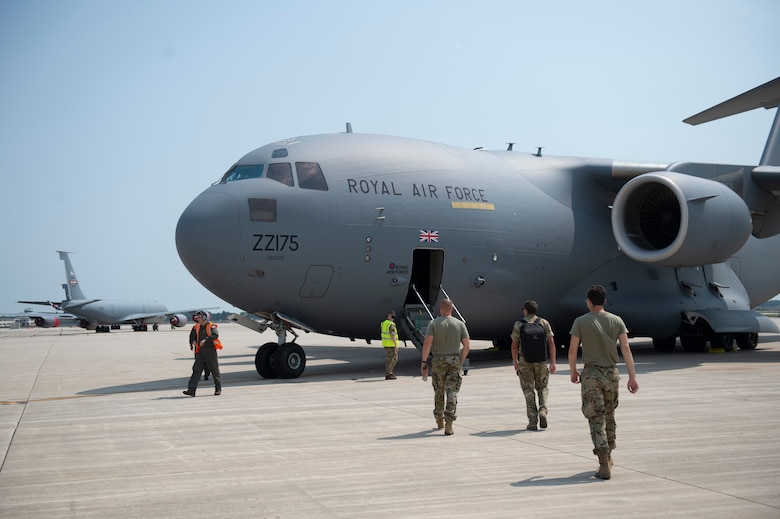 Team Grissom assists Royal Air Force with securing cargo > Grissom Air