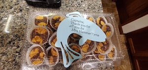 individual cookie brownie deserts packaged with a cut out of a fish thanking veterans for their service.