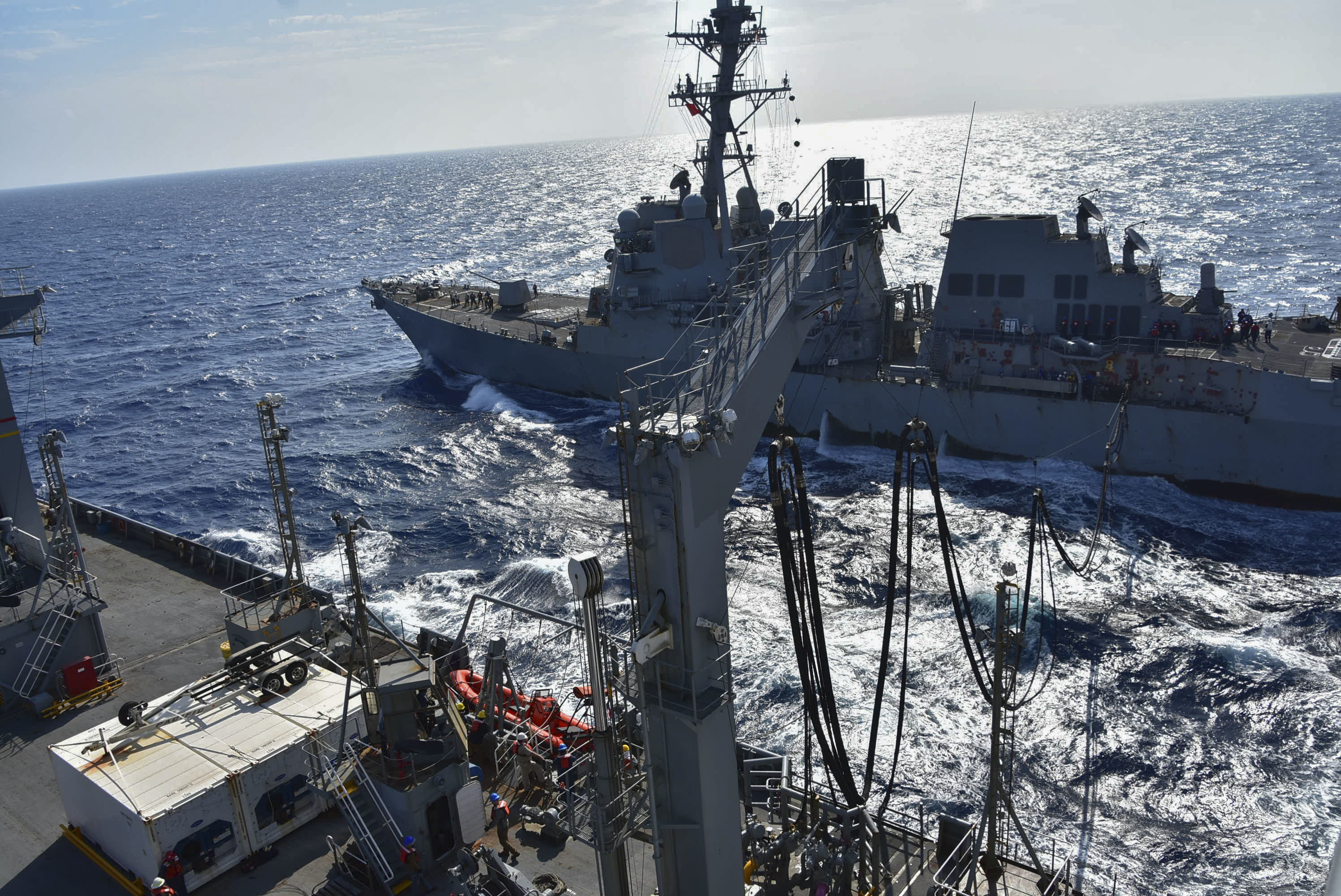 USNS Tippecanoe (T-AO 199) transfers fuel to the Arleigh Burke-class guided-missile destroyer USS Mustin (DDG 89) during an underway replenishment.