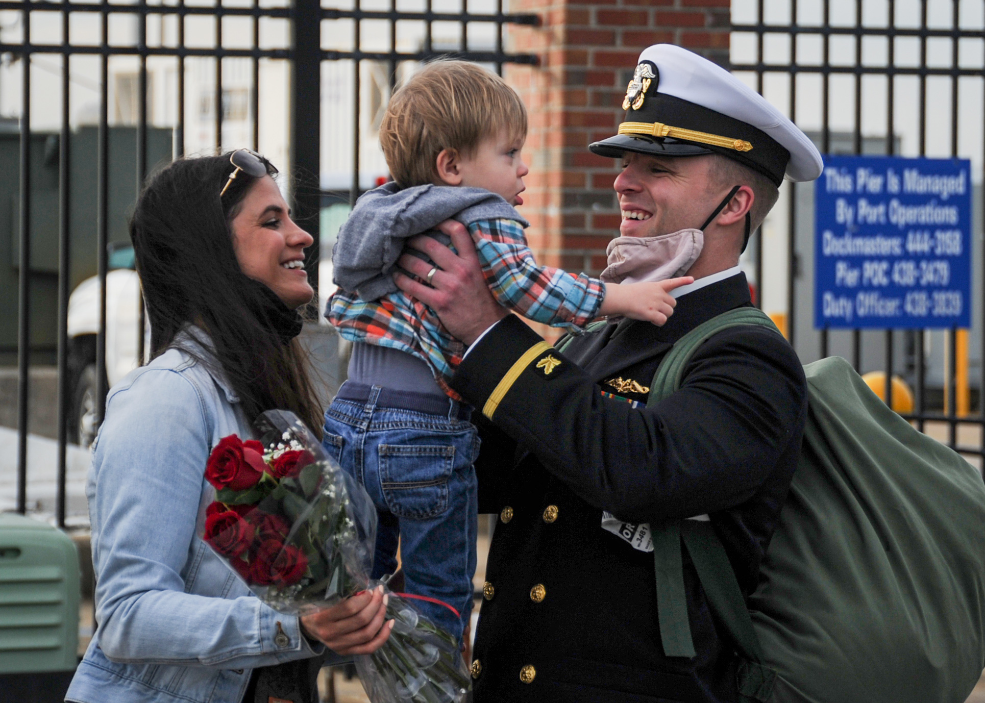 Ensign Ross Magee, assigned to the Virginia-class fast-attack submarine USS John Warner (SSN 785), embraces his son and wife, Katelyn Magee, during the boat’s homecoming at Naval Station Norfolk, Nov. 25, 2020.