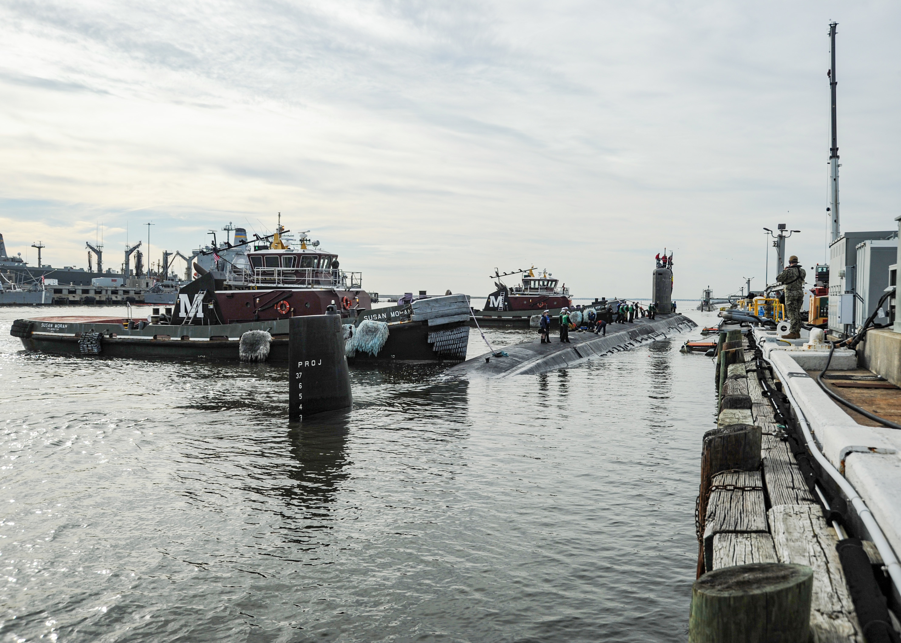 The Virginia-class fast-attack submarine USS John Warner (SSN 785) prepares to moor pier side during the boat’s homecoming at Naval Station Norfolk, Nov. 25, 2020.