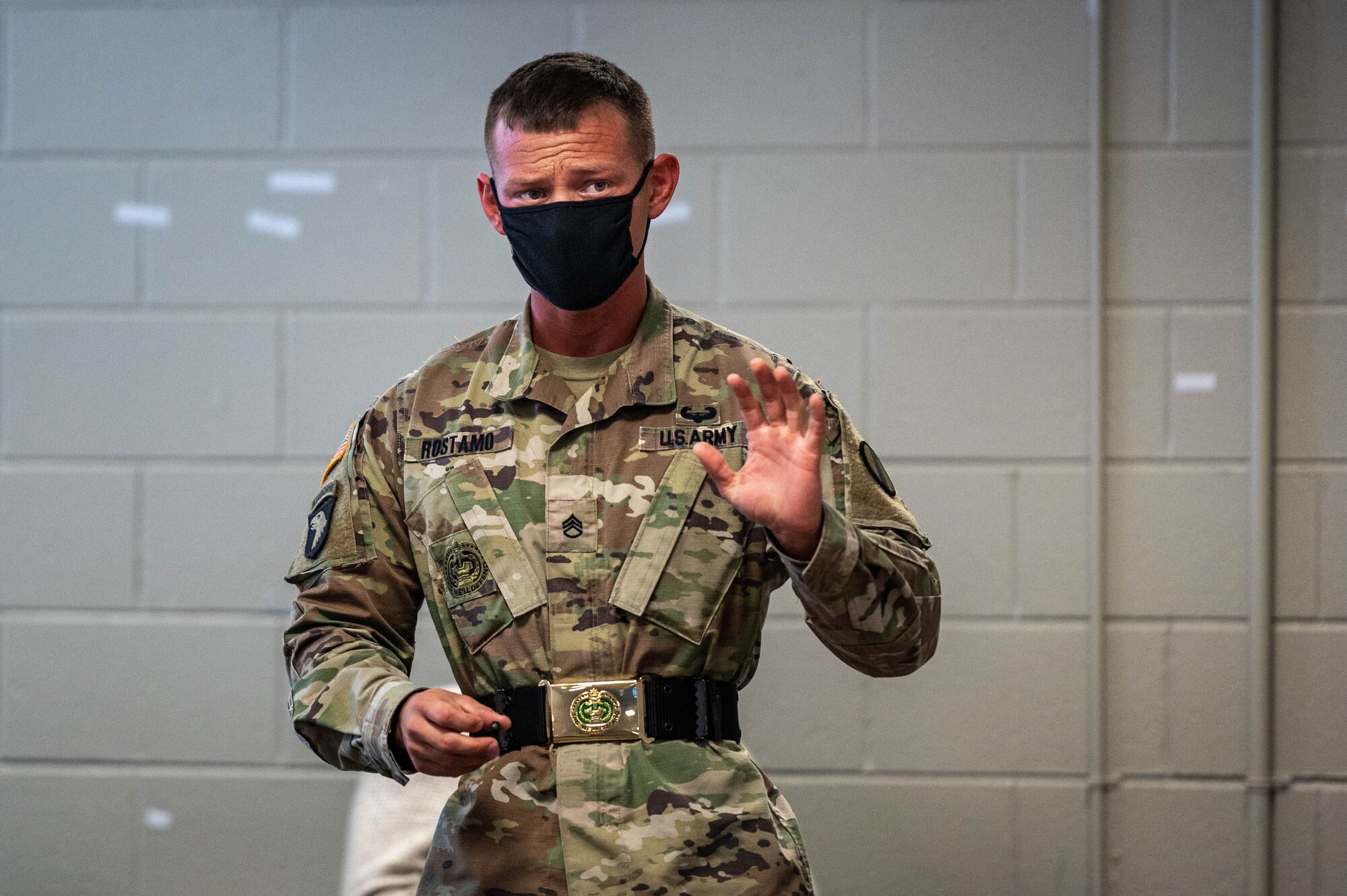 A Soldier speaks to students of a Master Resilience Training class.