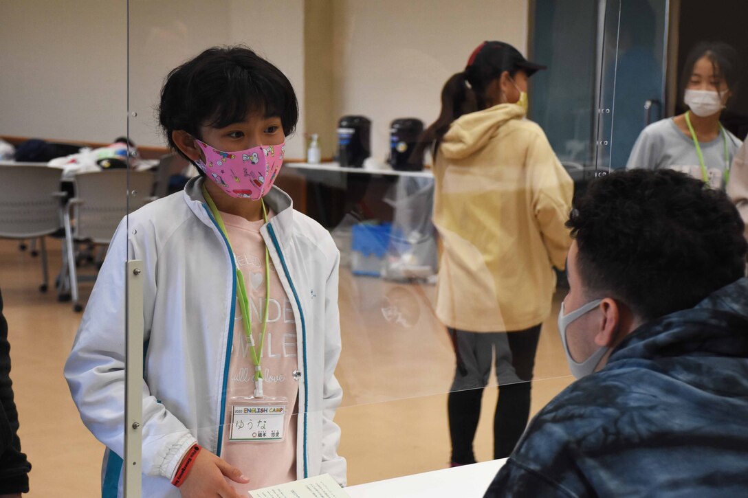 国立中央青年交流の家で開催された英語キャンプで、地元児童が海兵隊員と英会話。