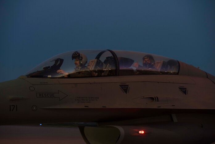 A F-16 taxis