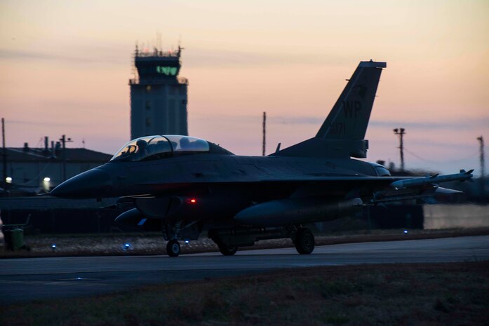 A F-16  taxis on the runway