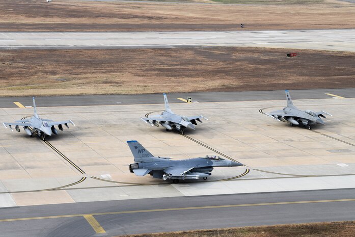 An F-16 Fighting Falcon taxis