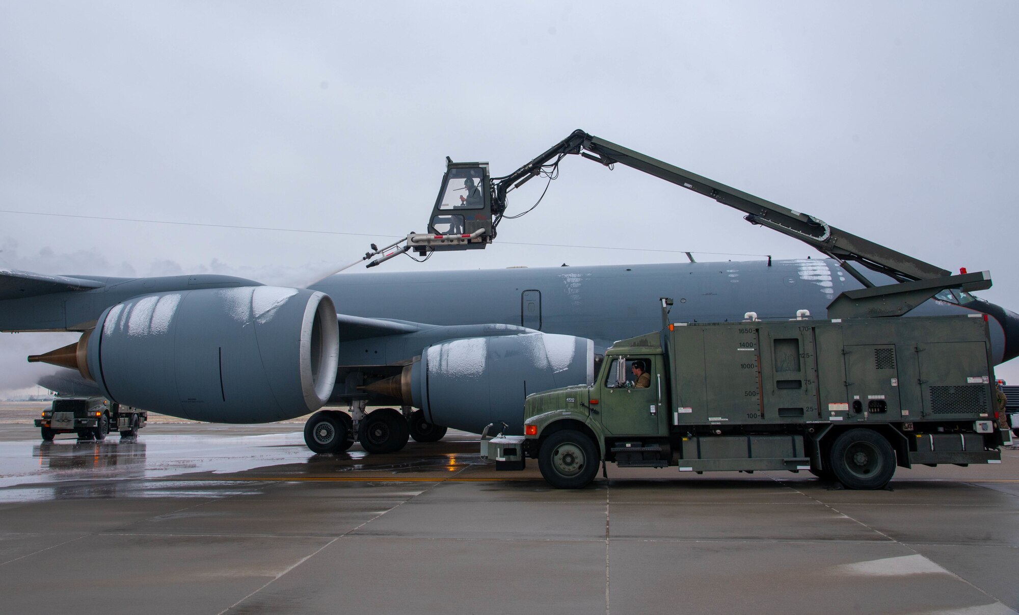 KC135 deicing The frosty refueler > McConnell Air Force Base > News