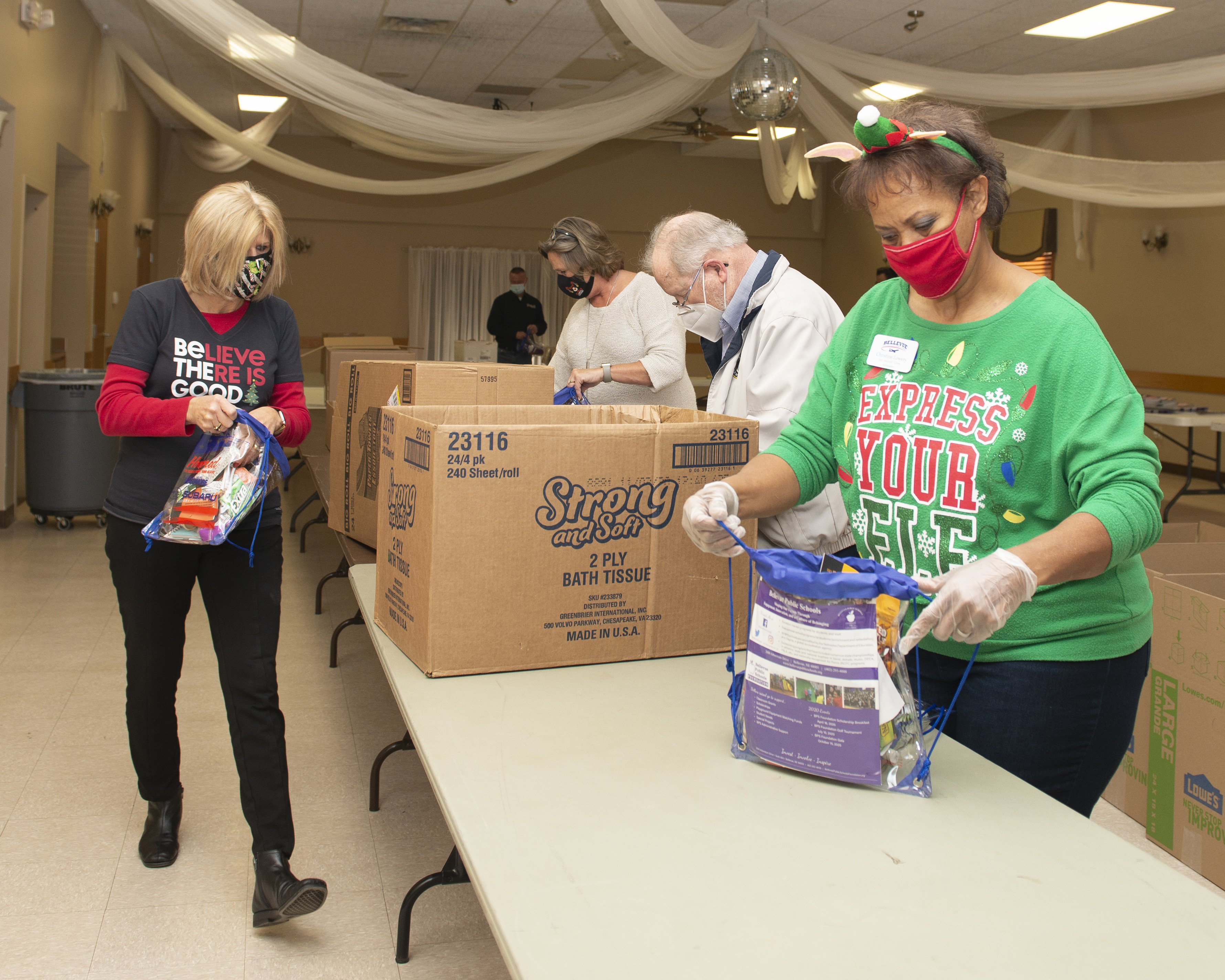 Bellevue Chamber spreads holiday cheer for Offutt dorm residents > Offutt Air Force Base
