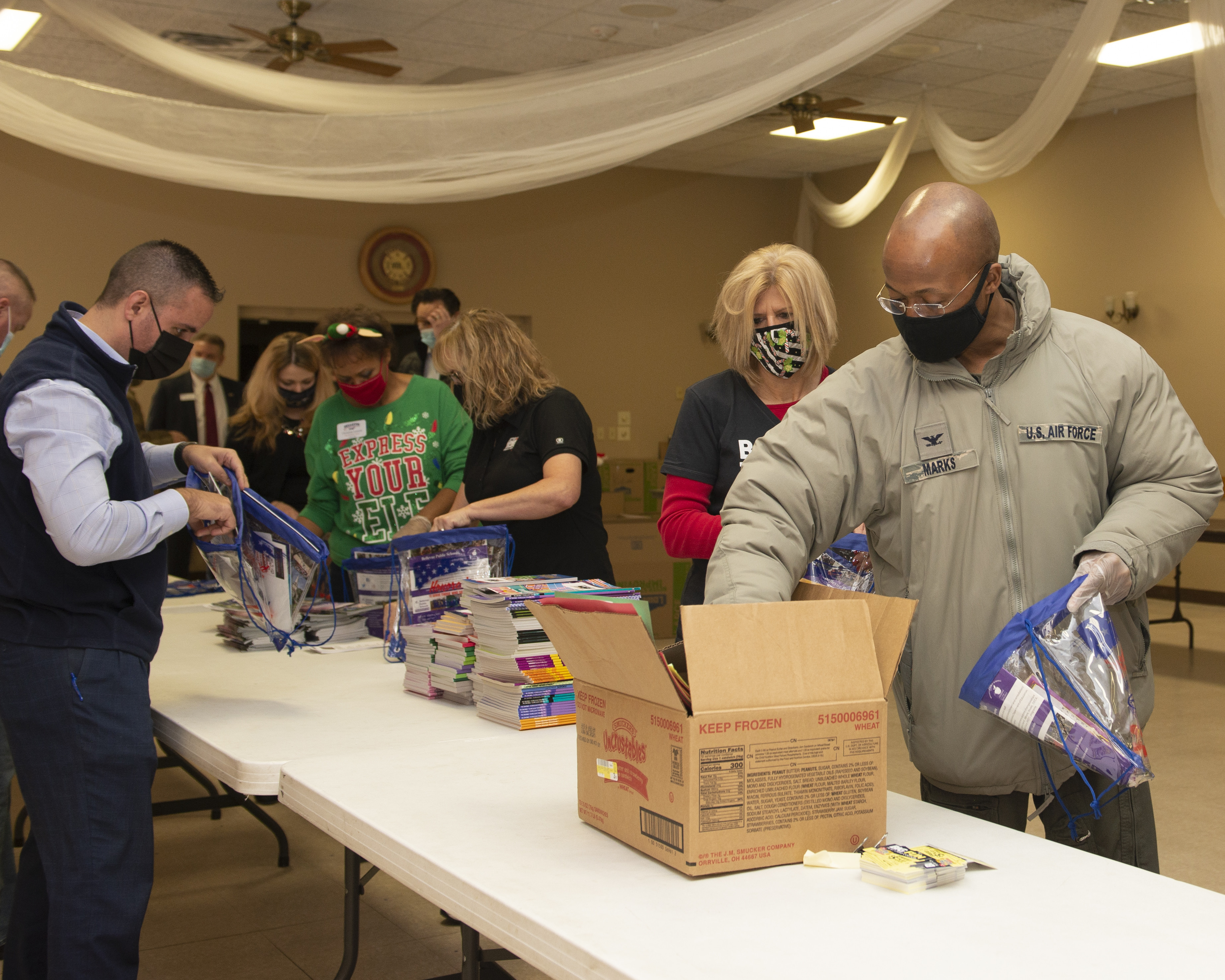 Bellevue Chamber spreads holiday cheer for Offutt dorm residents > Offutt Air Force Base