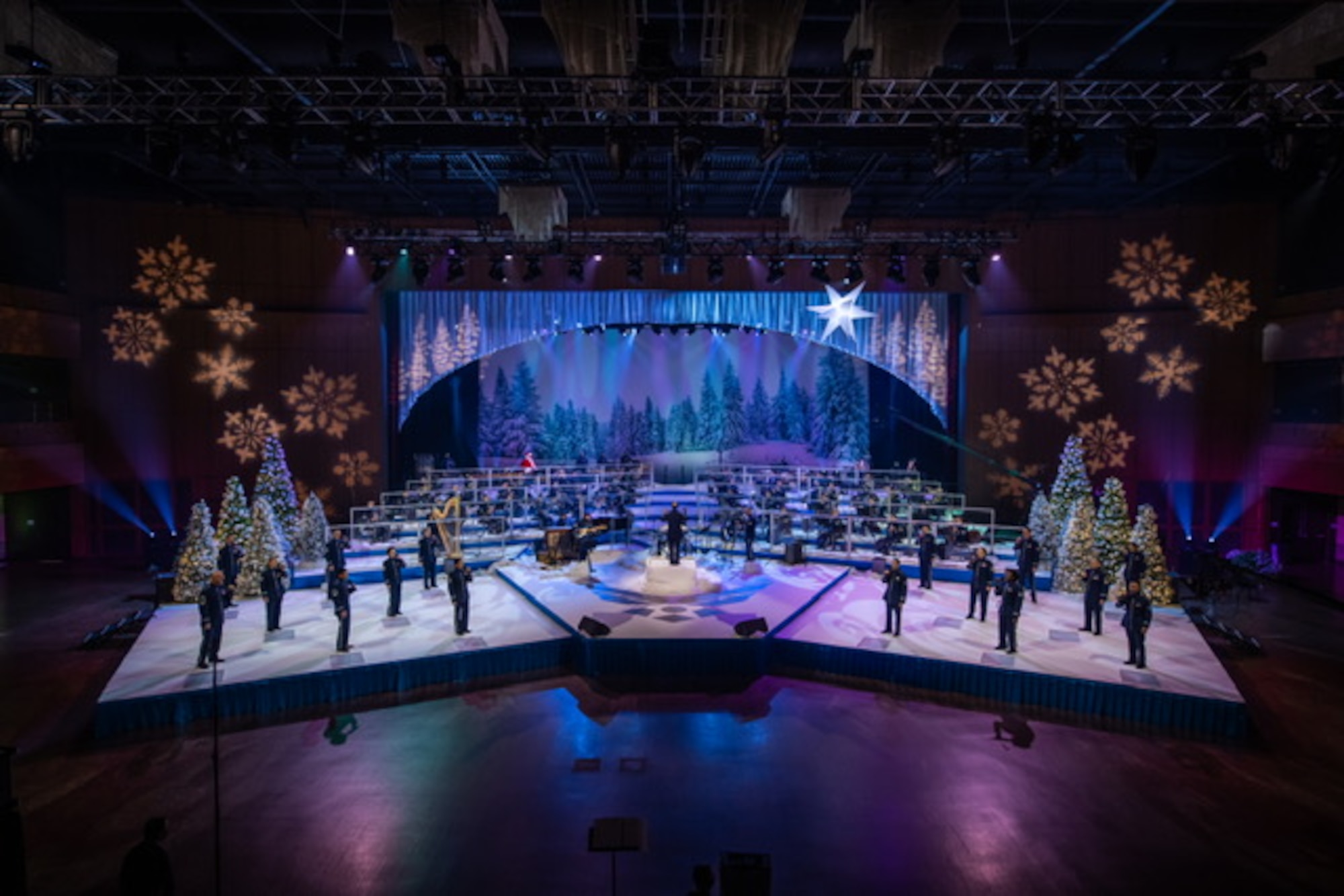 Members of the U.S Air Force Concert Band and Singing Sergeants perform a special holiday concert entitled, “Season of Hope,” at the MGM National Harbor in Oxon Hill, Maryland. (U.S. Air Force photo by Chief Master Sgt. Kevin Burns)