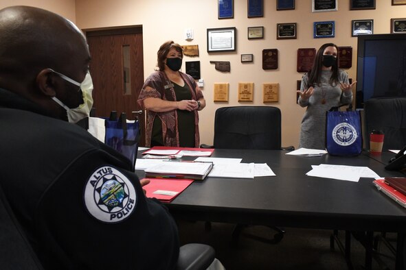 97 AMW Airmen teach APD officers