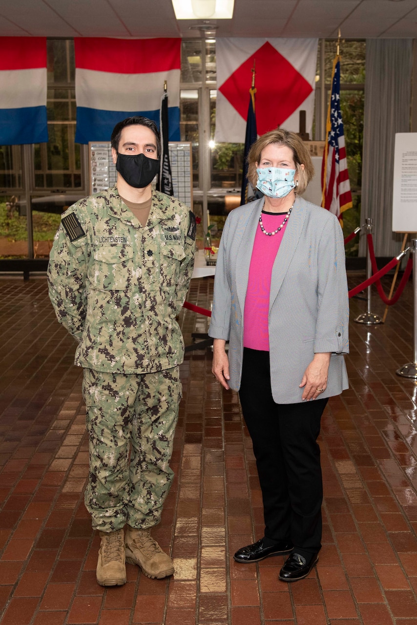 BANGOR, Wash. (Dec. 15, 2020) Mrs. Linda Gilday, wife of Chief of Naval Operations (CNO) Adm. Mike Gilday, visits with a Sailor during a trip to Naval installations in the Pacific Northwest. (U.S. Navy photo by Mass Communication Specialist 1st Class Andrea Perez/Released)
