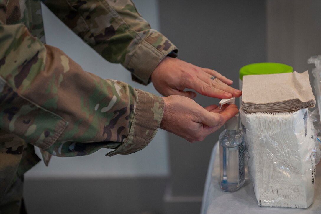 Person sanitizing their hands.