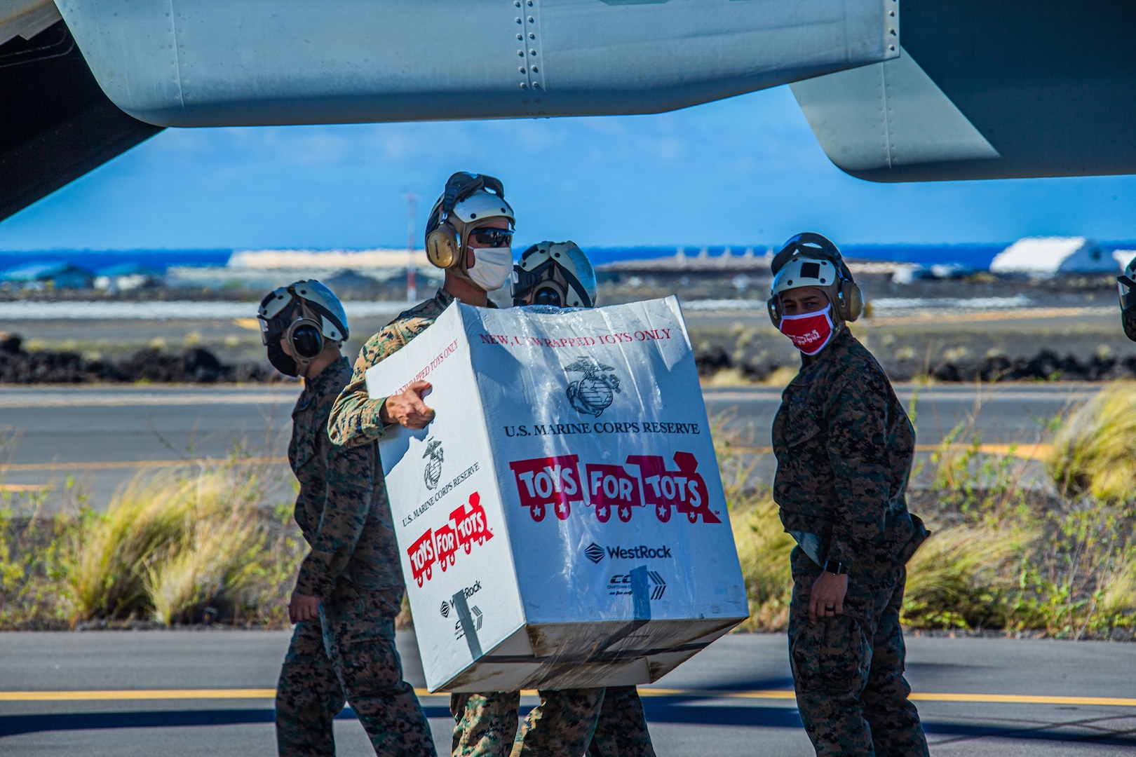 Marines deliver toys across Hawaiian Islands