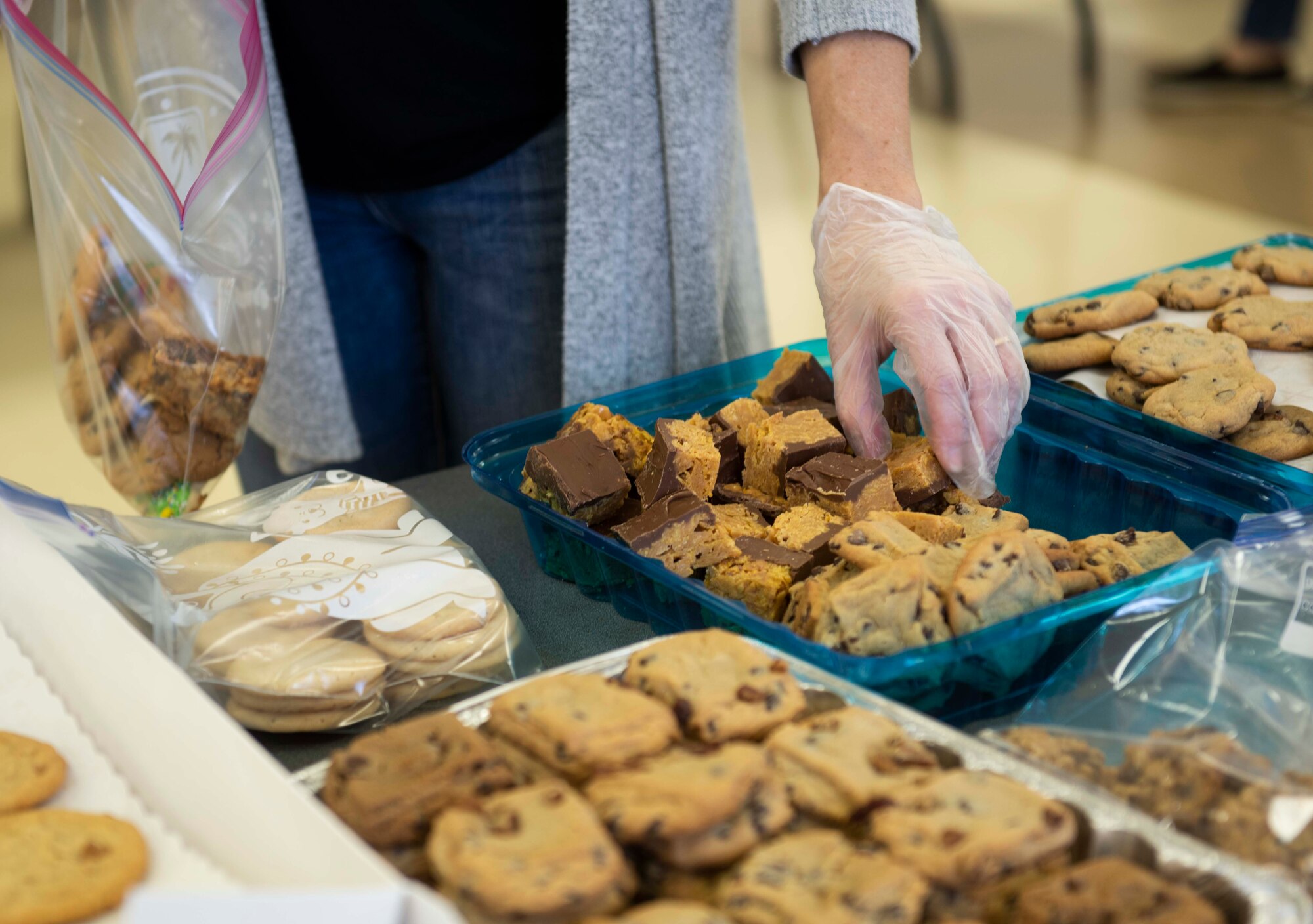 A volunteer grabs a home-baked treat during the 2020 Team Yokota Cookie Crunch at the Friendship Chapel on Yokota Air Base, Japan, Dec. 18, 2020. This year’s goal for the Cookie Crunch was for volunteer bakers to provide 15,600 cookies to Airmen across the base. (U.S. Air Force photo by Airman 1st Class Hannah Bean)