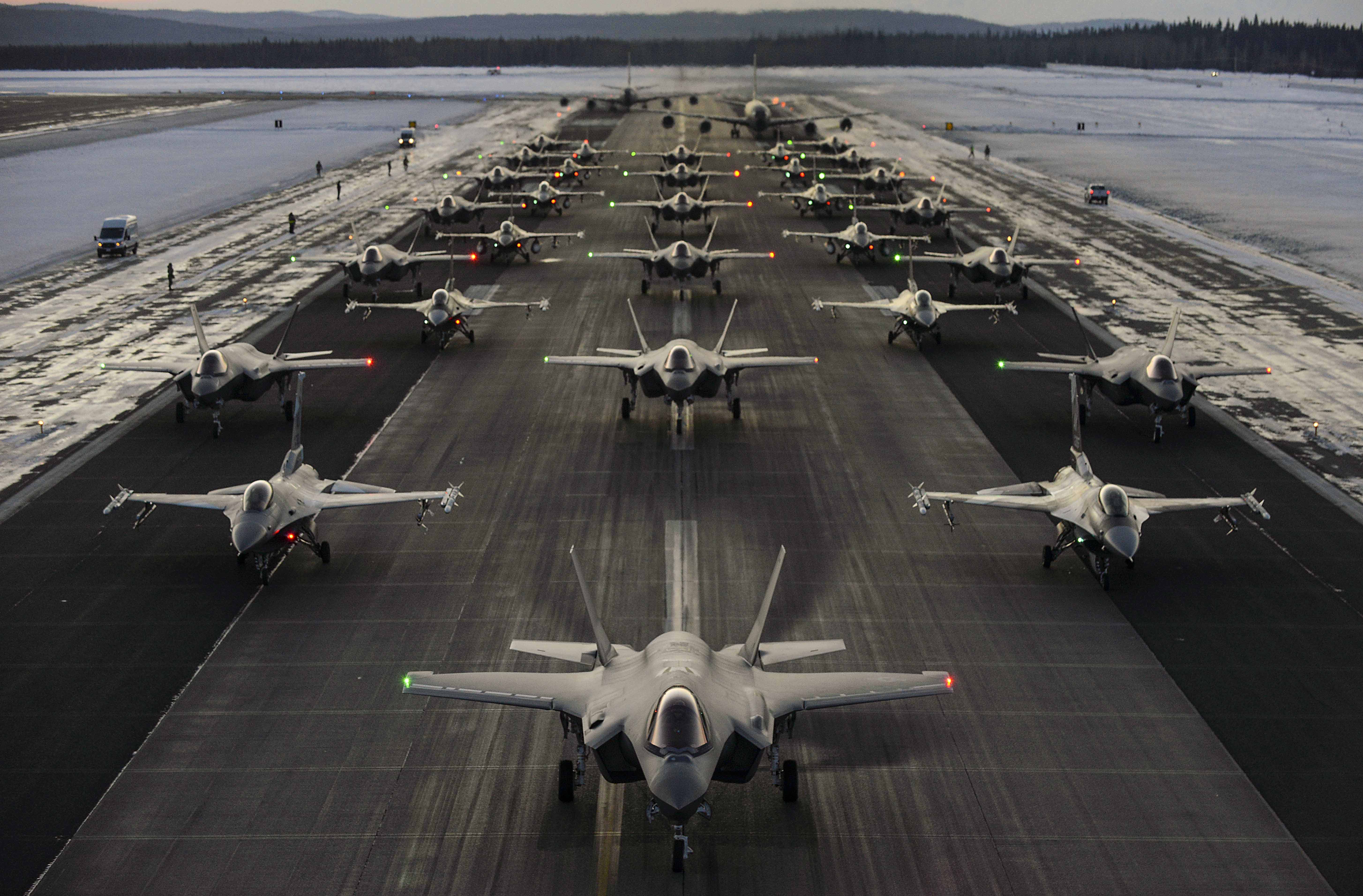 Сша 16 апреля. НАТО f35. ВВС США 2022. Military Air Force f 35. База ВВС США на Аляске.