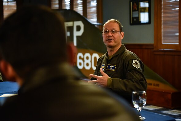 A general speaks to junior officers.