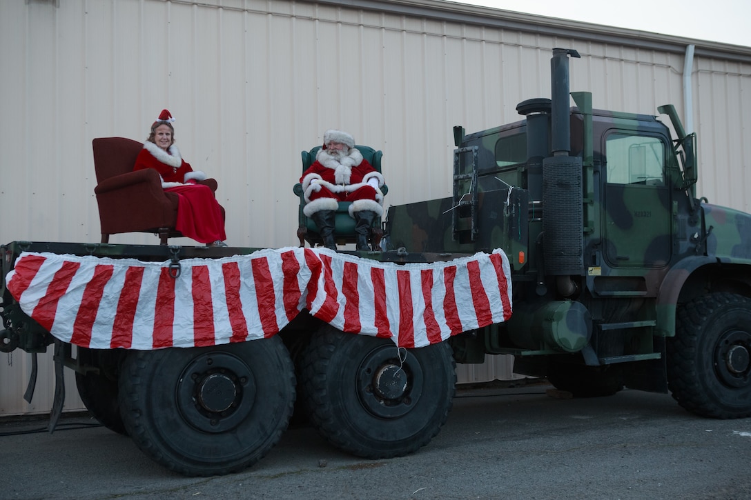 Marines and civilian volunteers from 1st Maintenance Battalion provide hot chocolate to families during the battalion’s Winter Wonderland.