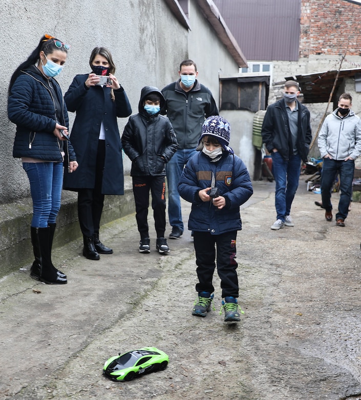 Civil Affairs Soldiers deliver Christmas gifts, good cheer in Bucharest