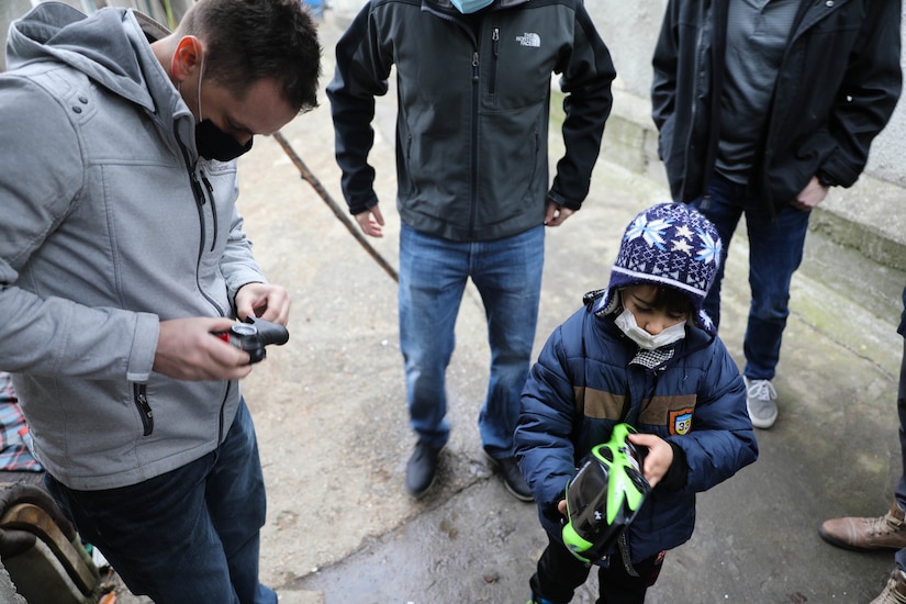 Civil Affairs Soldiers deliver Christmas gifts, good cheer in Bucharest