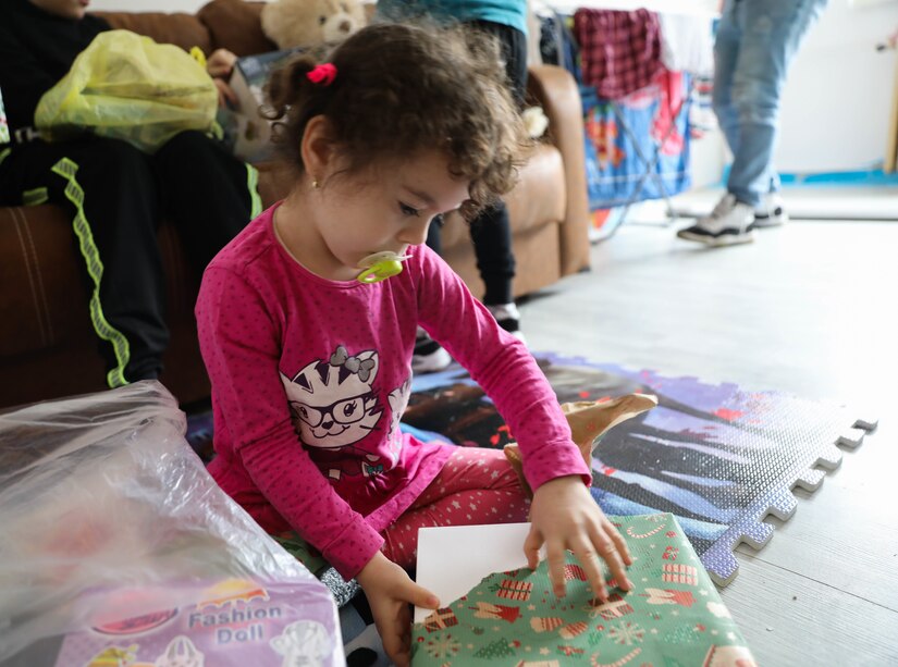 Civil Affairs Soldiers deliver Christmas gifts, good cheer in Bucharest