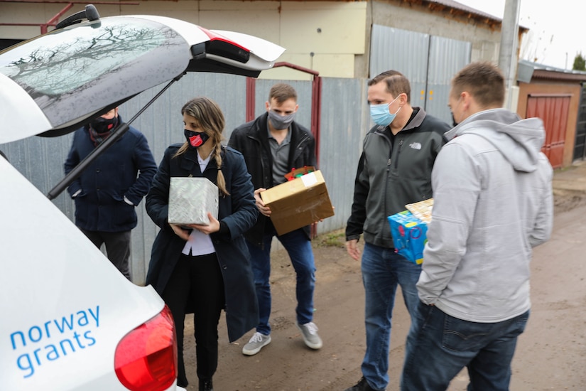 Civil Affairs Soldiers deliver Christmas gifts, good cheer in Bucharest