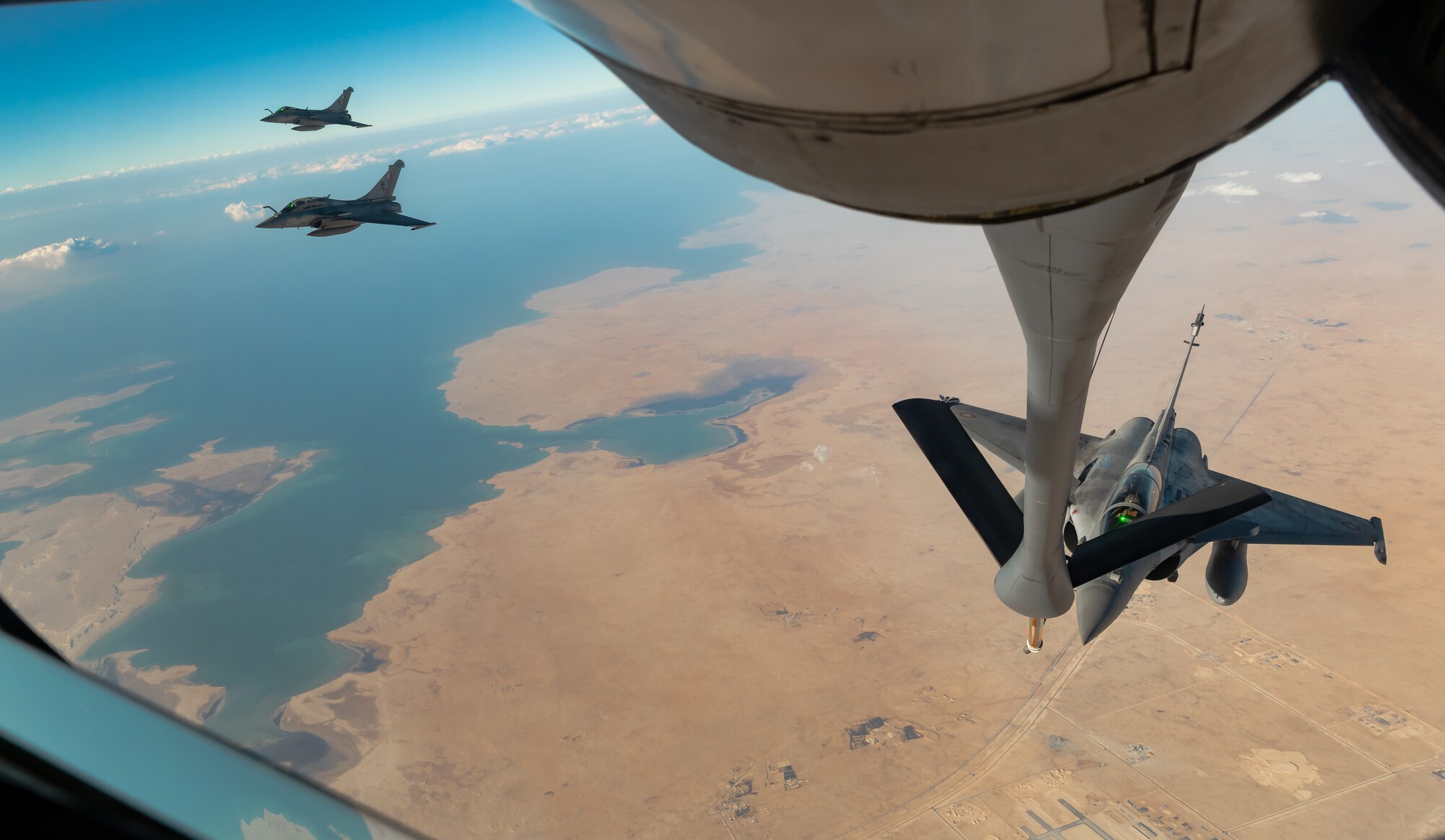 jets prepare to refuel mid-air