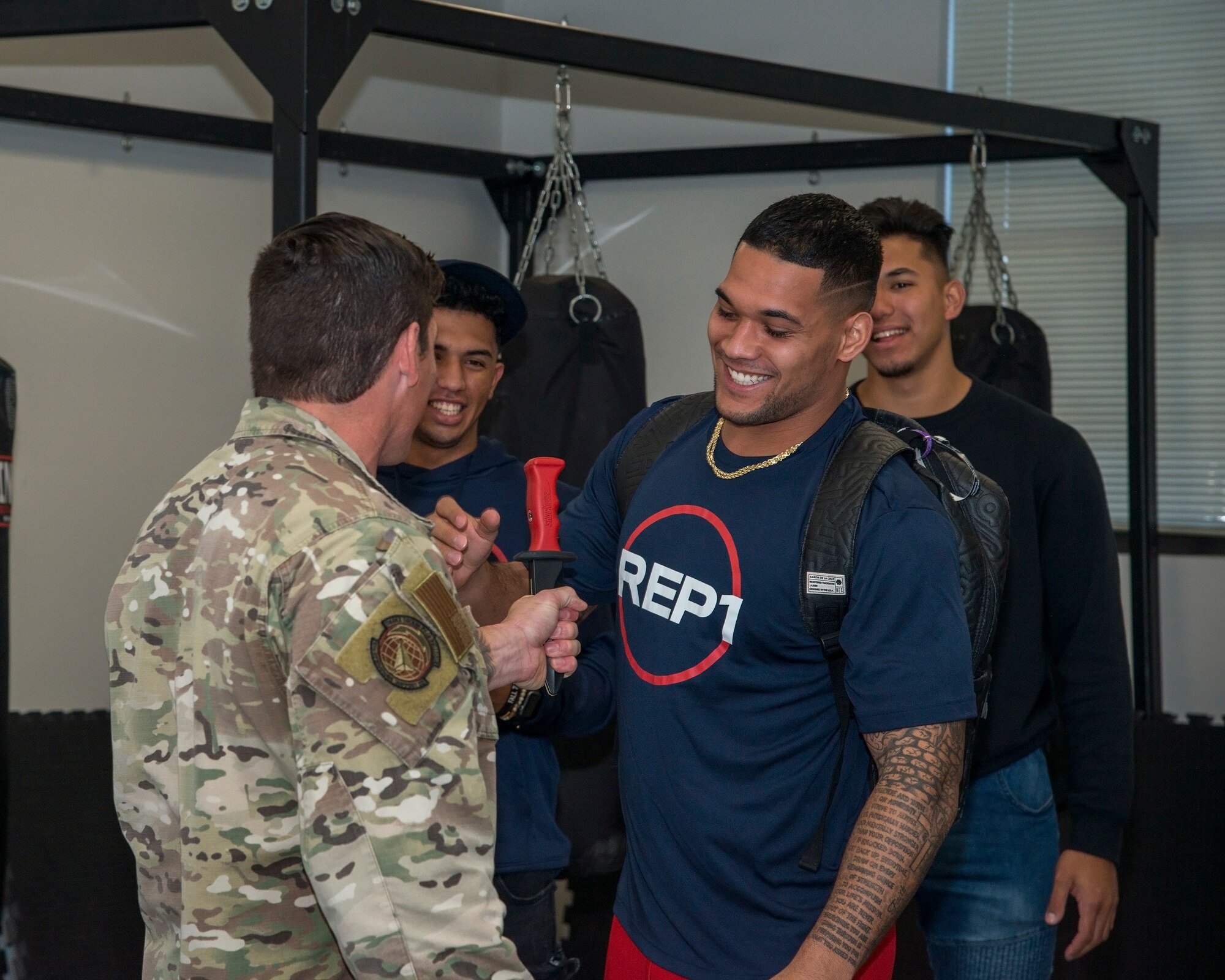 U.S. Air Force Tech. Sgt. Jesse Soboleski, a Survival, Evasion, Resistance and Escape (SERE) noncommissioned officer in charge, demonstrates SERE capabilities to Pittsburgh Steelers running back James Conner, and MacDill Air Force Base, Fla., Jan. 28, 2020.